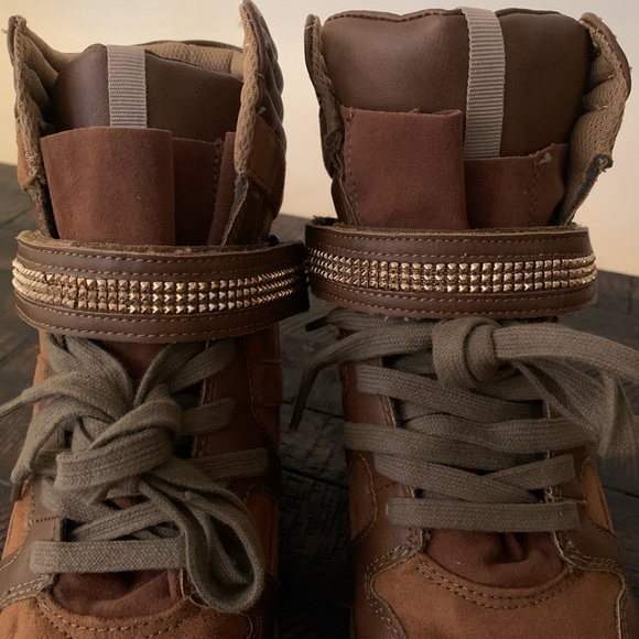 Pre-loved. Minimal wear. Please enlarge pictures to view. - Picture 4 of 13